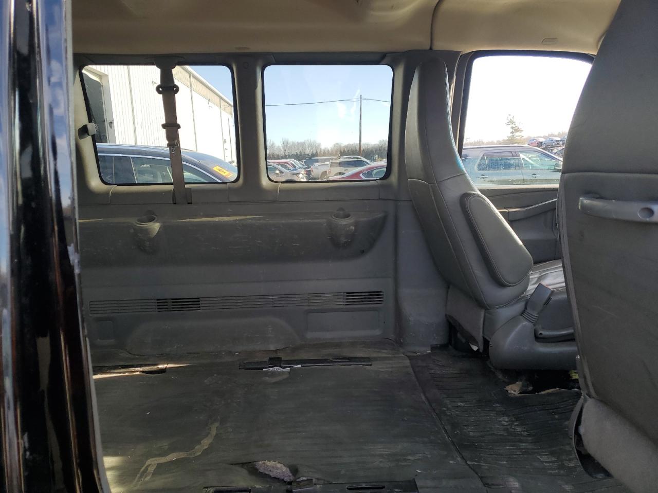 2017 GMC Savana - Image 11