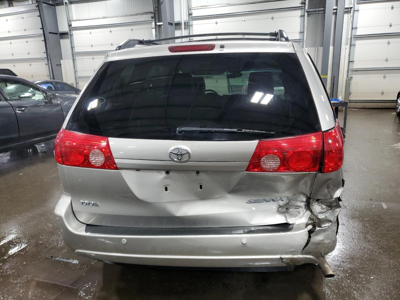2010 Toyota Sienna - Image 6