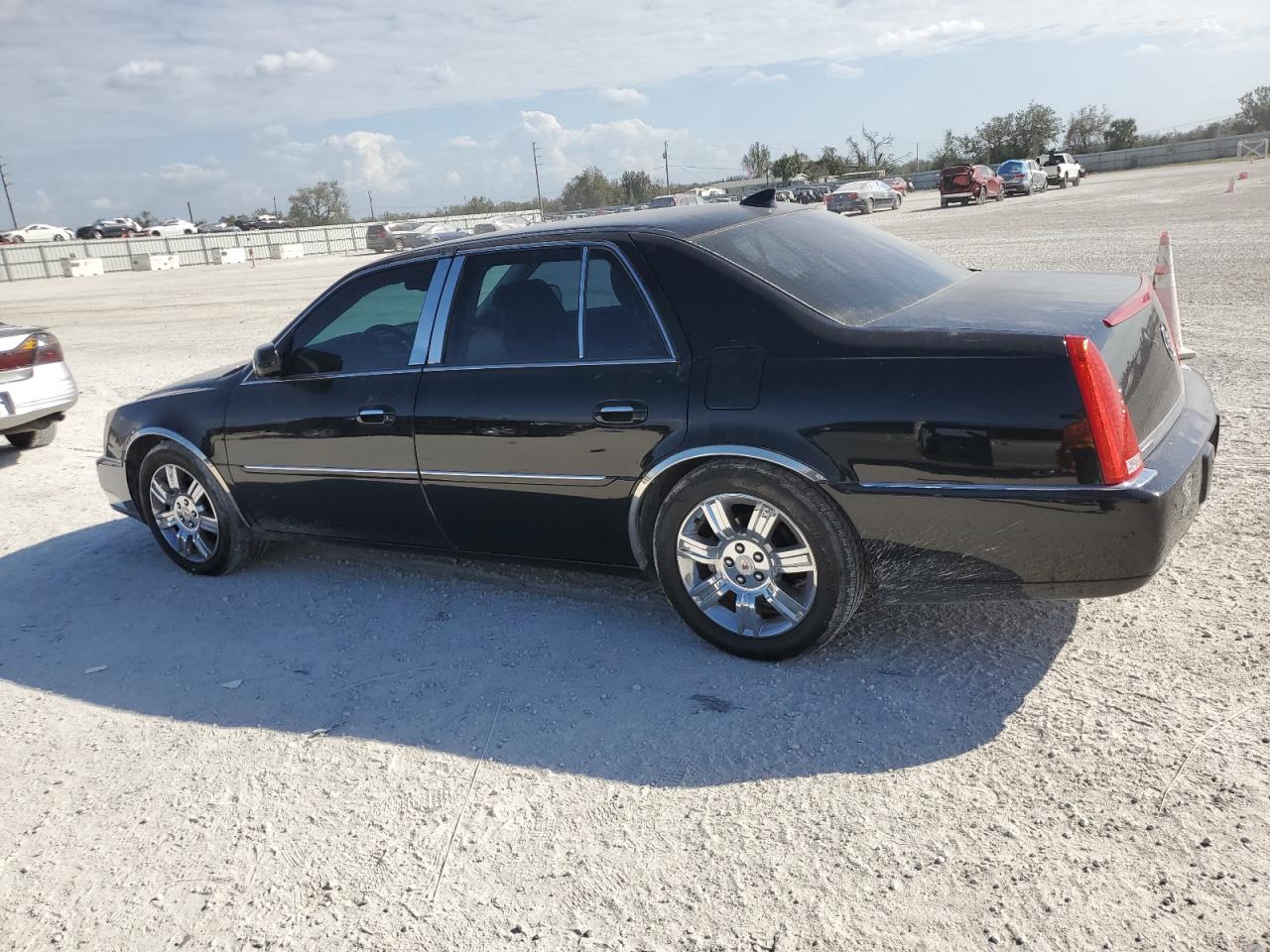 2010 Cadillac DTS - Image 2