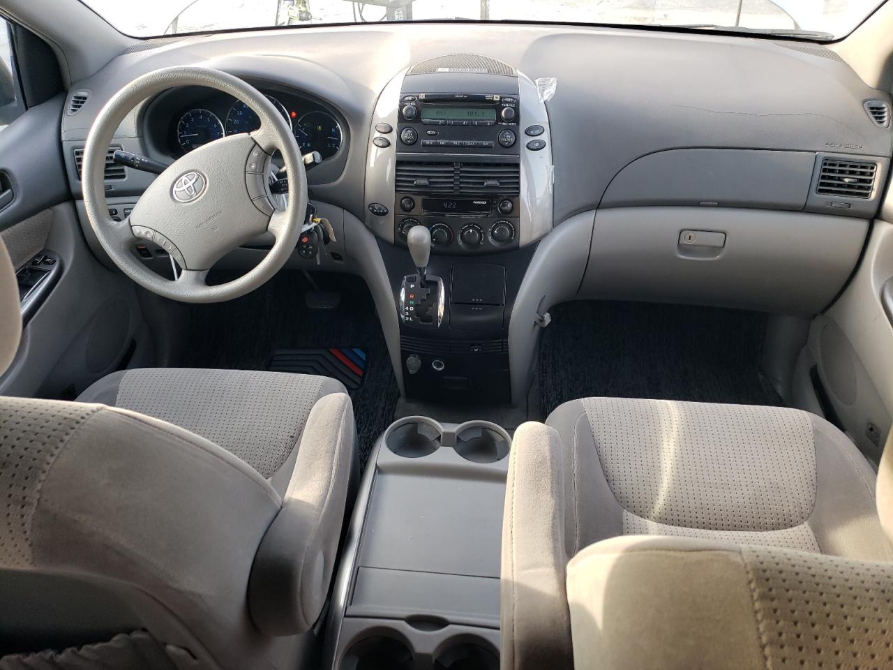 2010 Toyota Sienna - Image 8