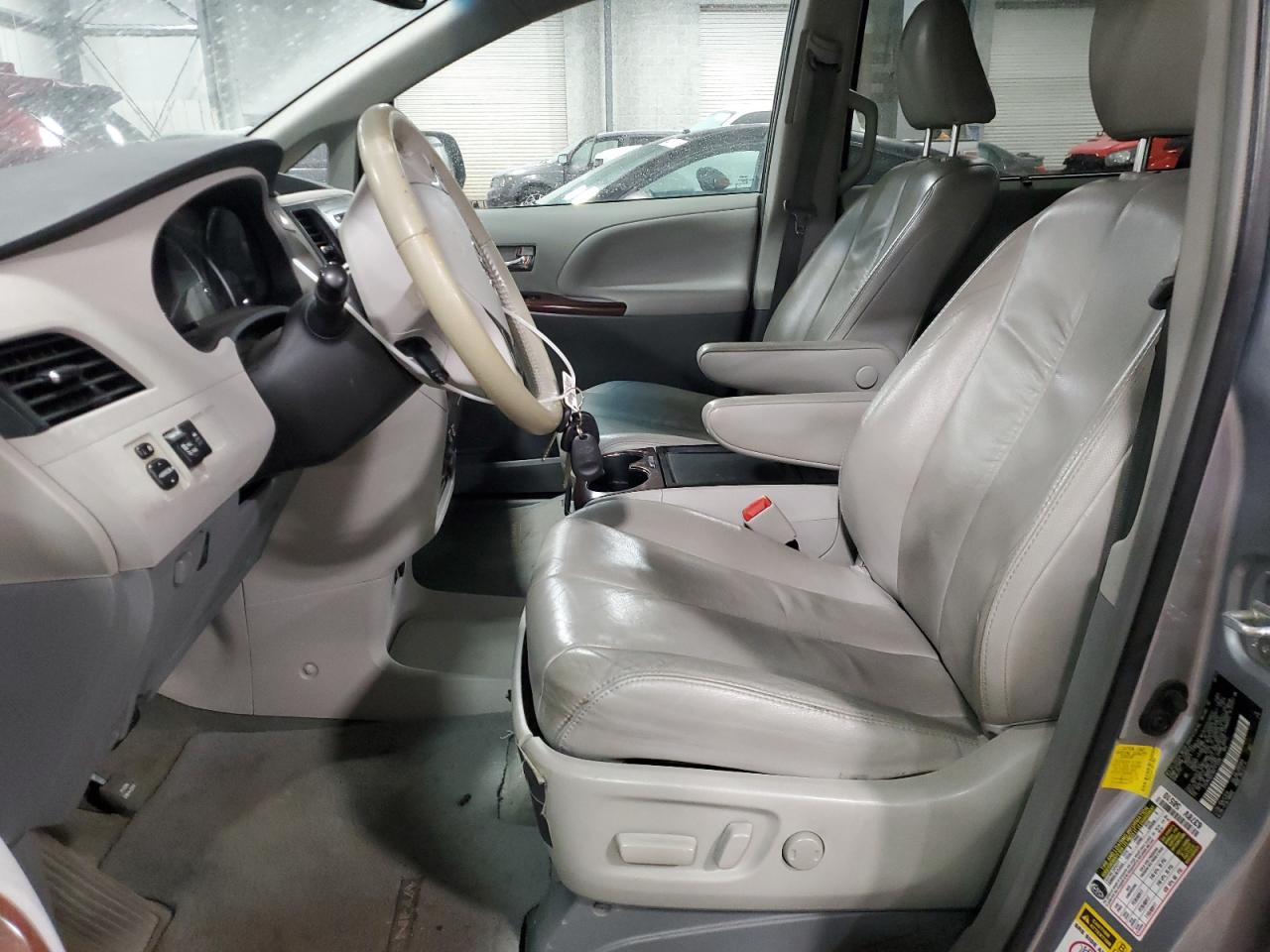 2011 Toyota Sienna - Image 7