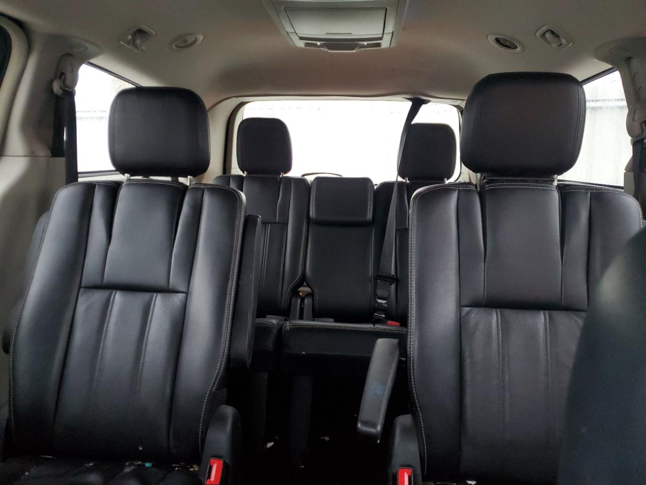 2012 Chrysler Town & Country - Image 10