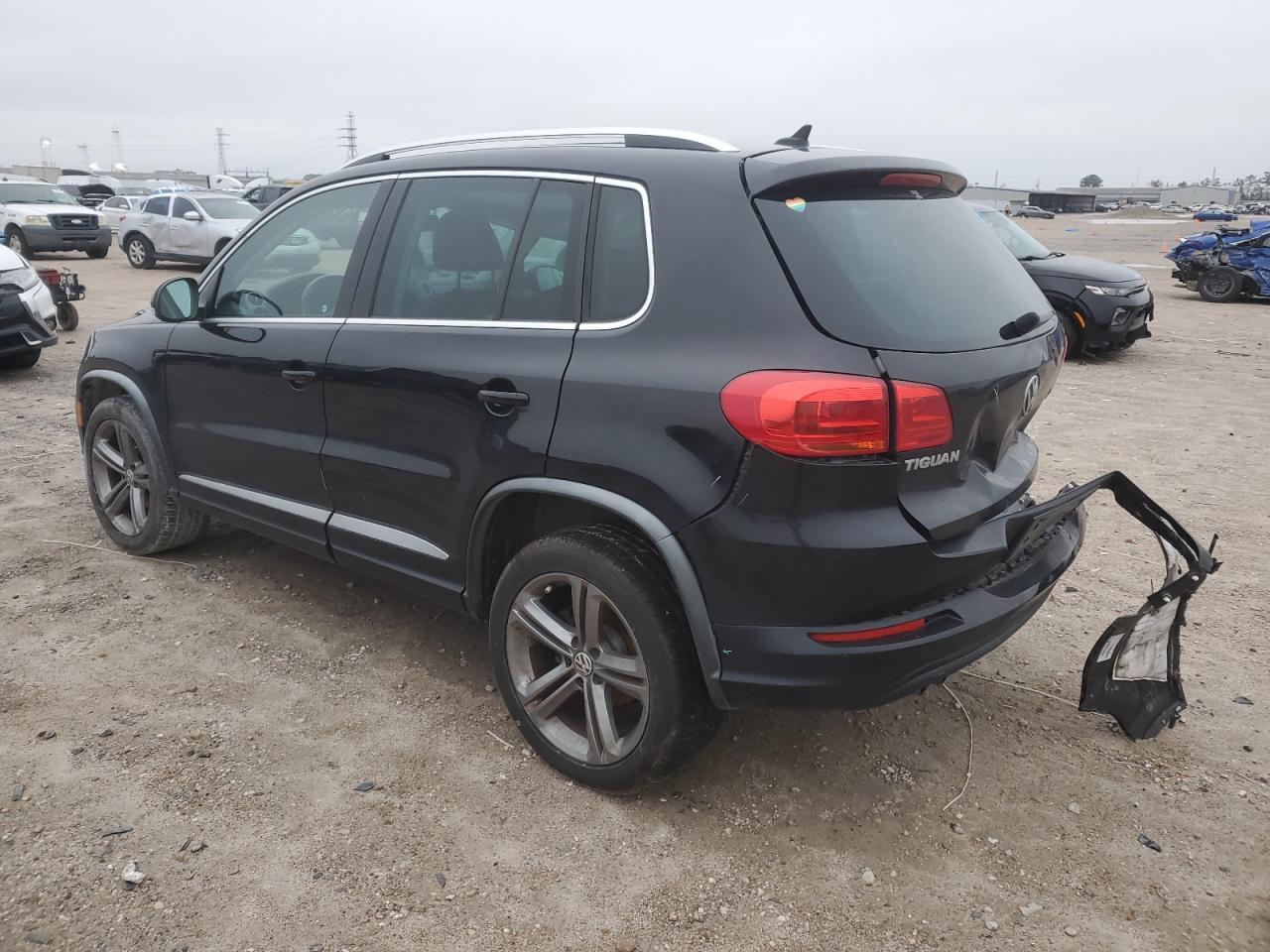 2017 Volkswagen Tiguan - Image 2