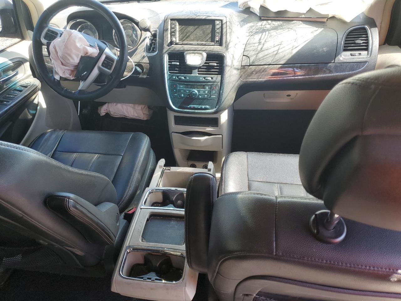 2015 Chrysler Town & Country - Image 8
