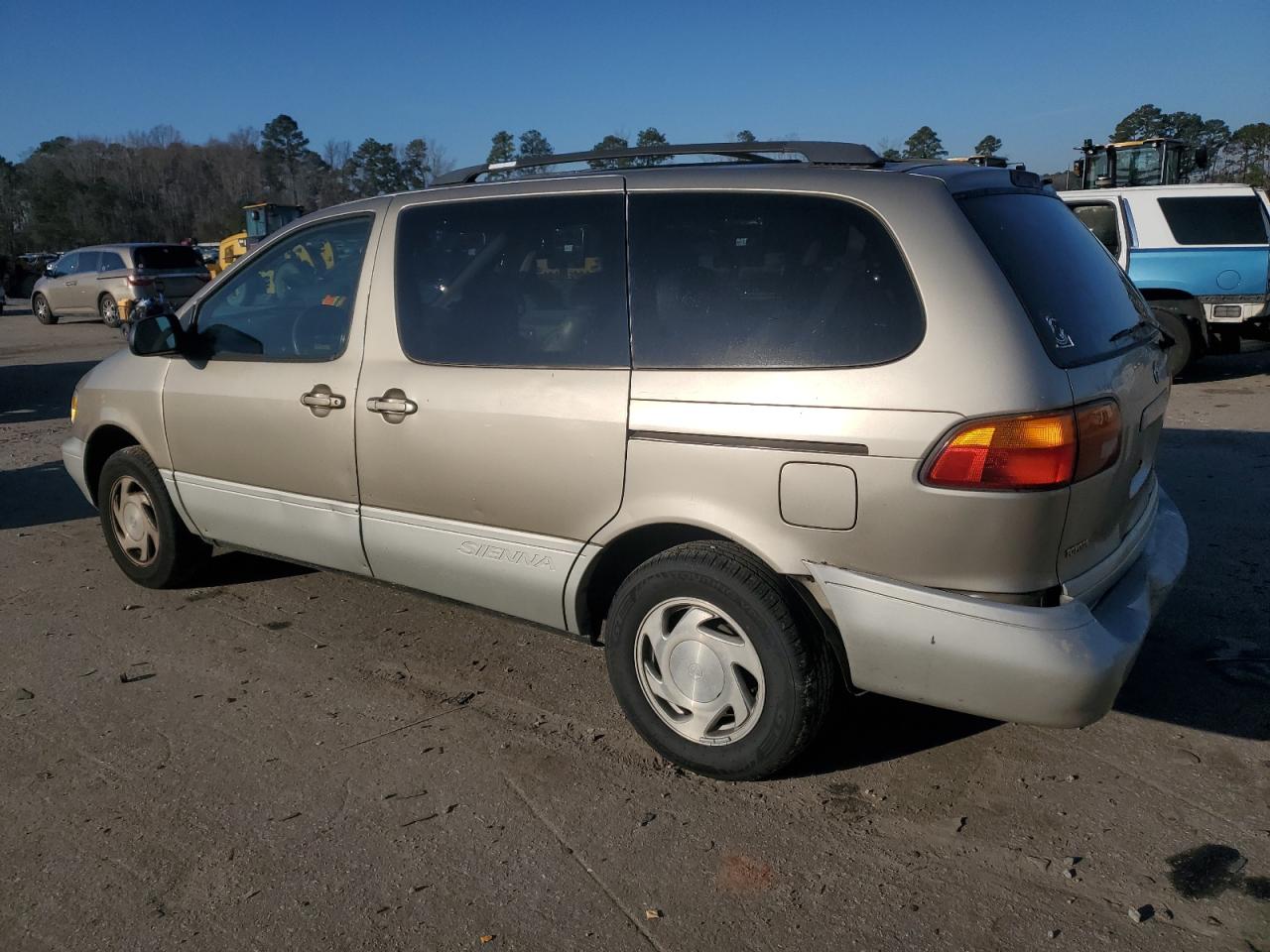 2000 Toyota Sienna - Image 2