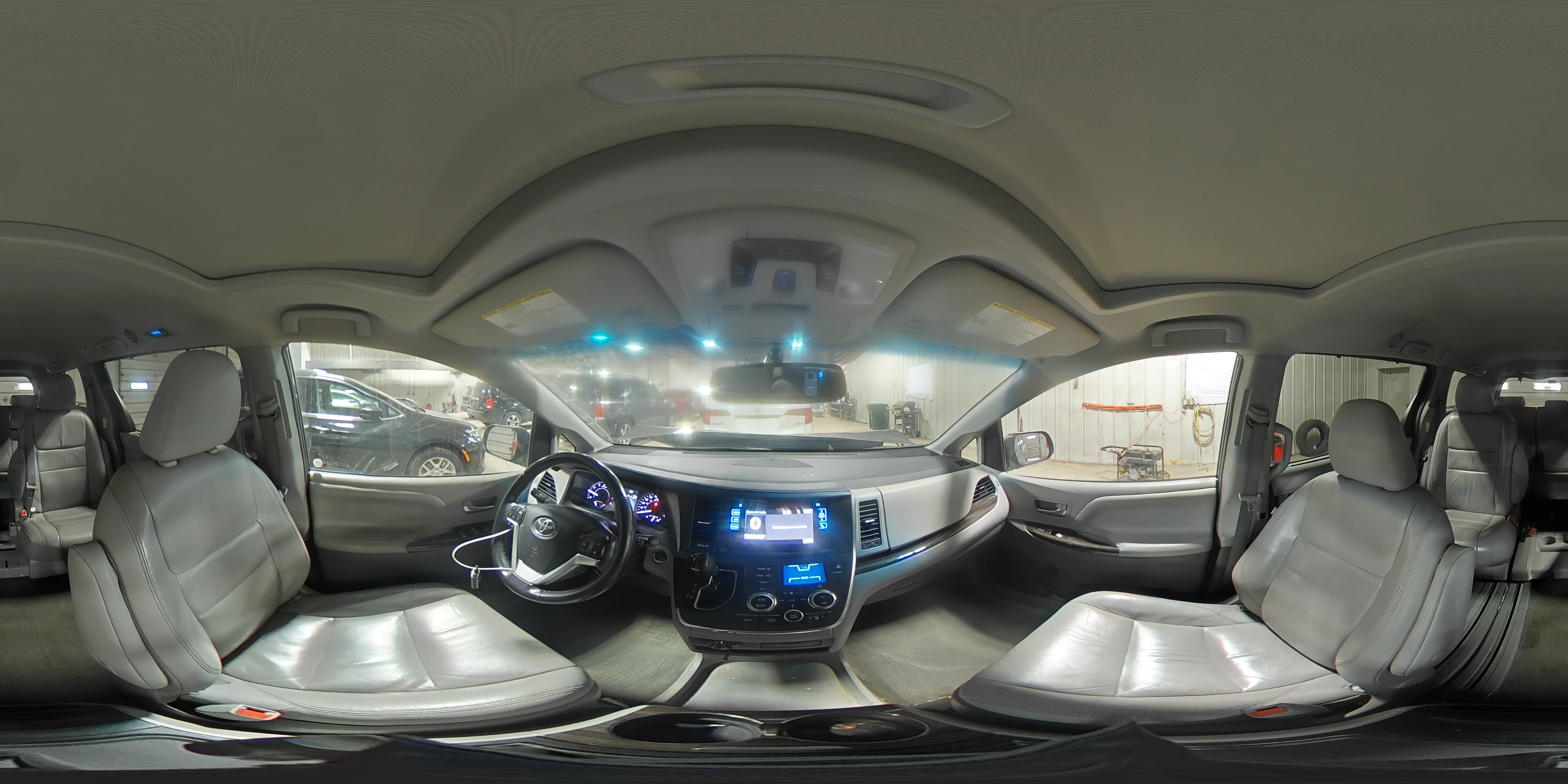 2017 Toyota Sienna - Image 14