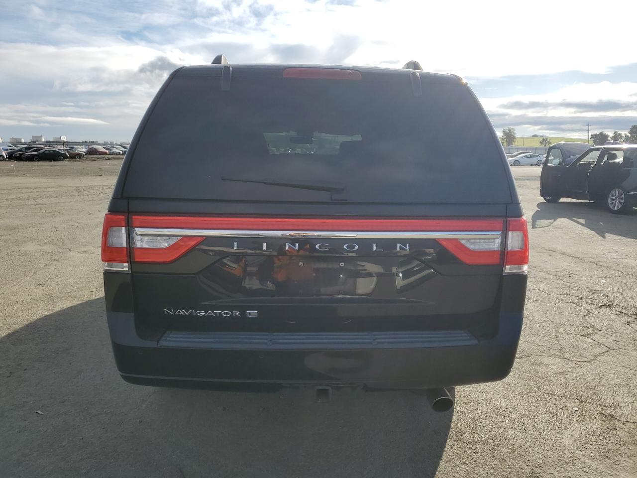 2017 Lincoln Navigator - Image 6