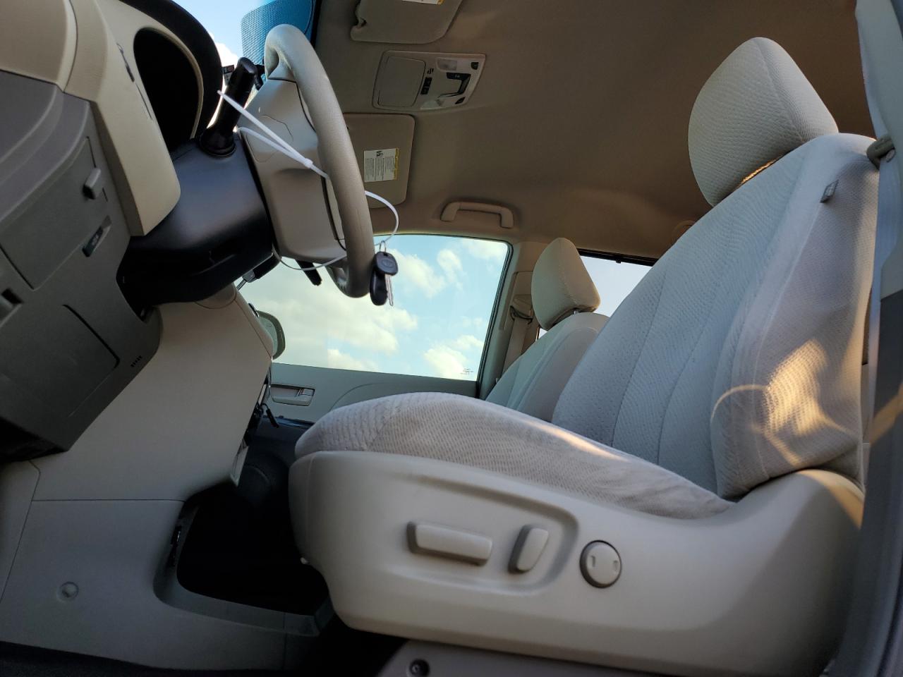2011 Toyota Sienna - Image 7