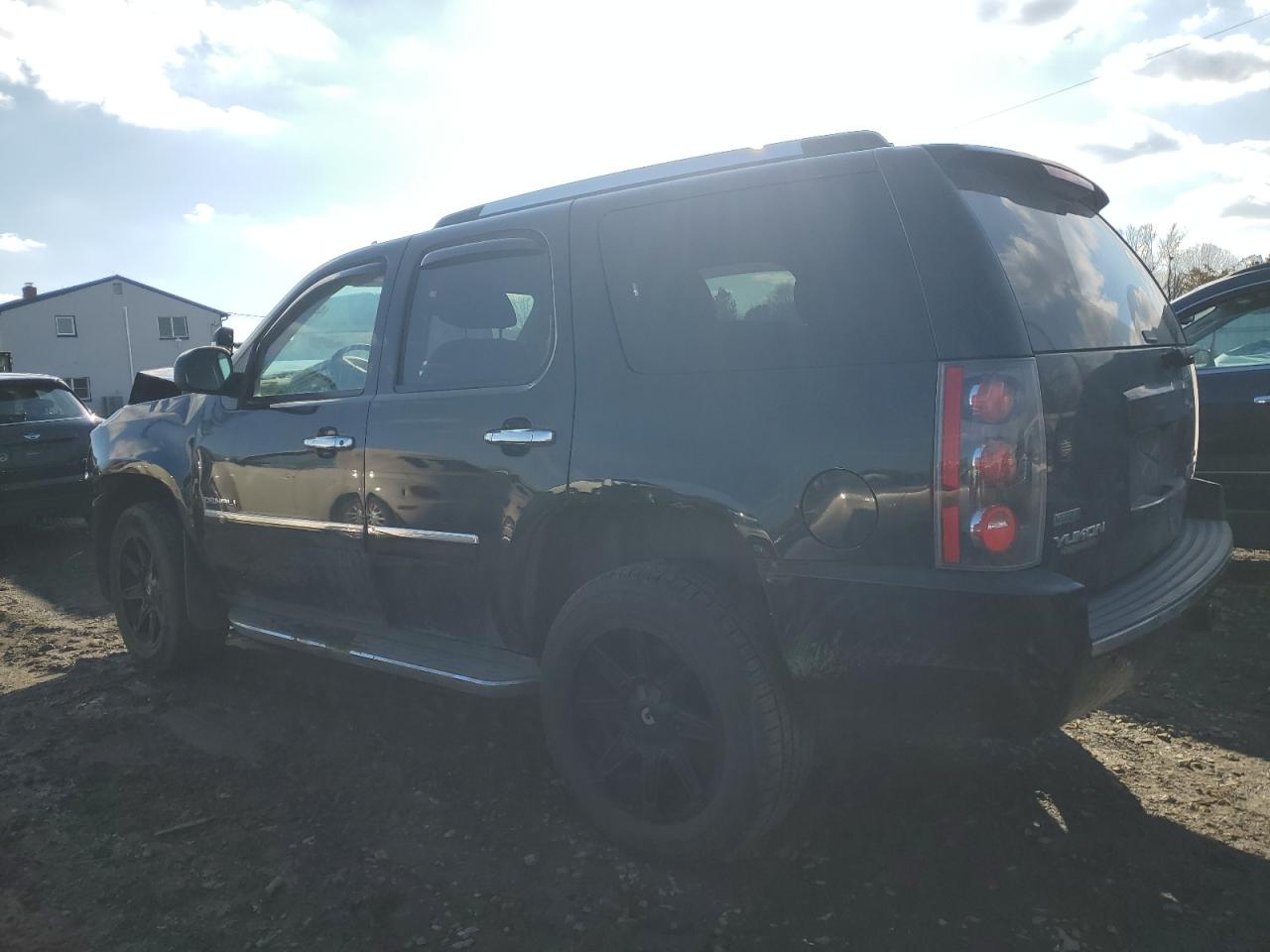 2011 GMC Yukon - Image 2