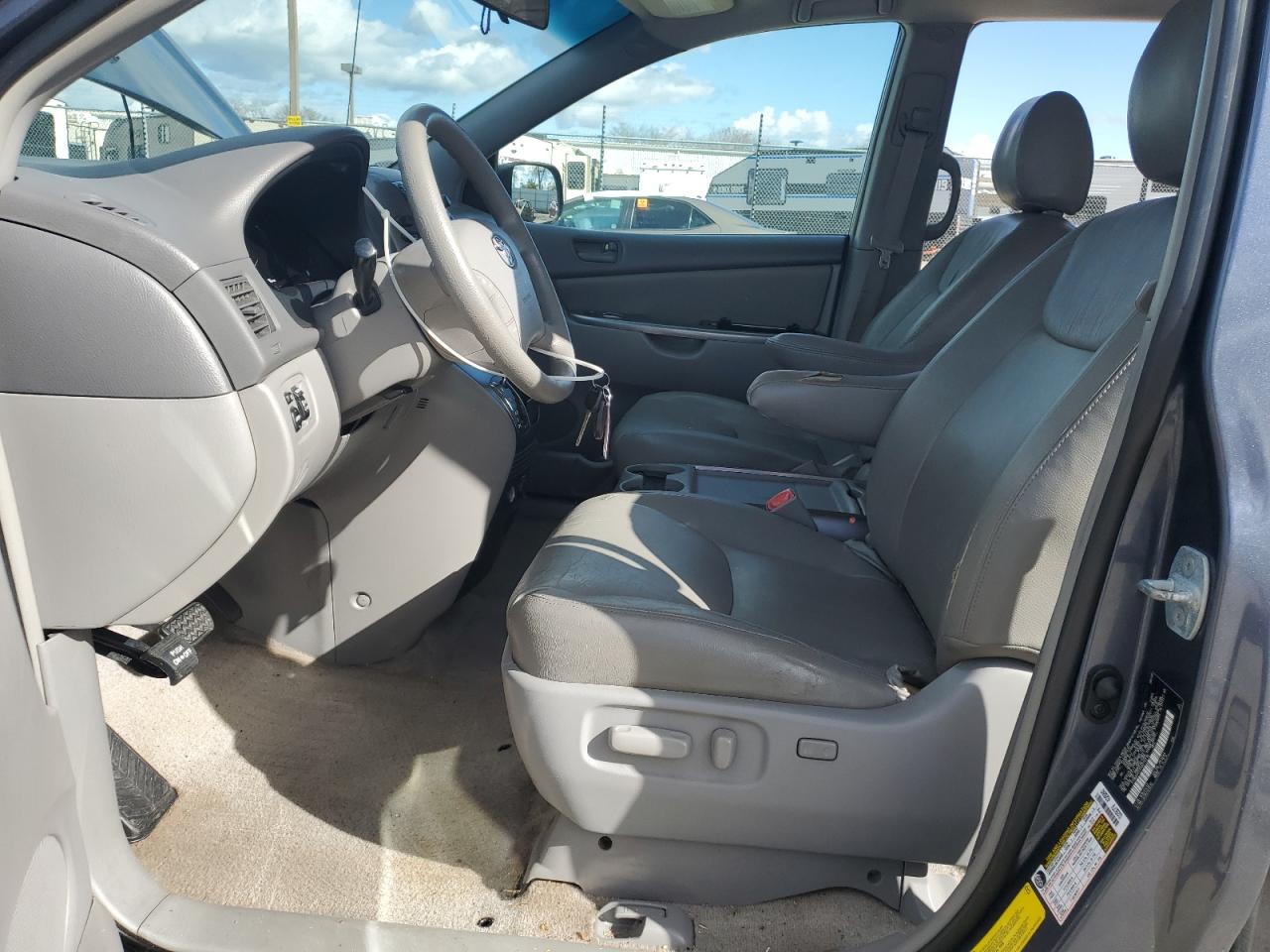 2010 Toyota Sienna - Image 7