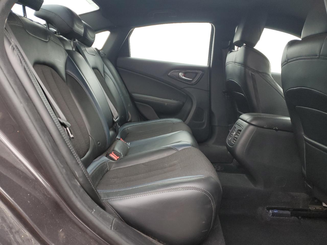 2015 Chrysler 200 S VIN: 1C3CCCBB2FN698874 Lot: 89338375