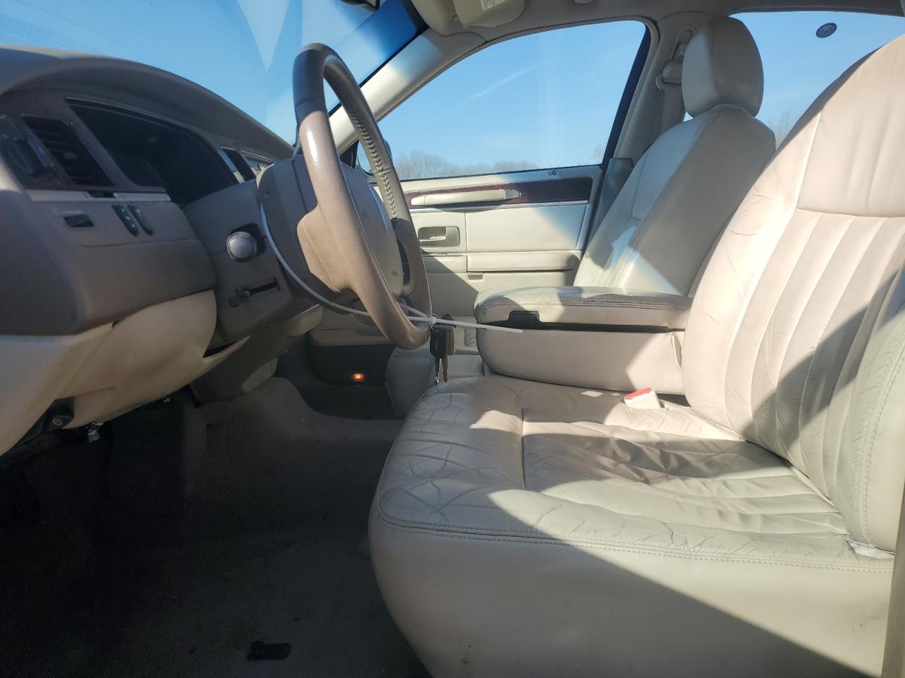 2005 Lincoln Town Car - Image 7