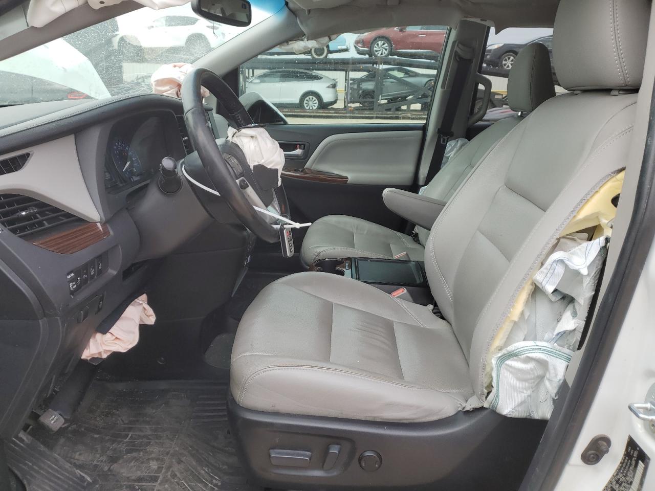 2017 Toyota Sienna - Image 7