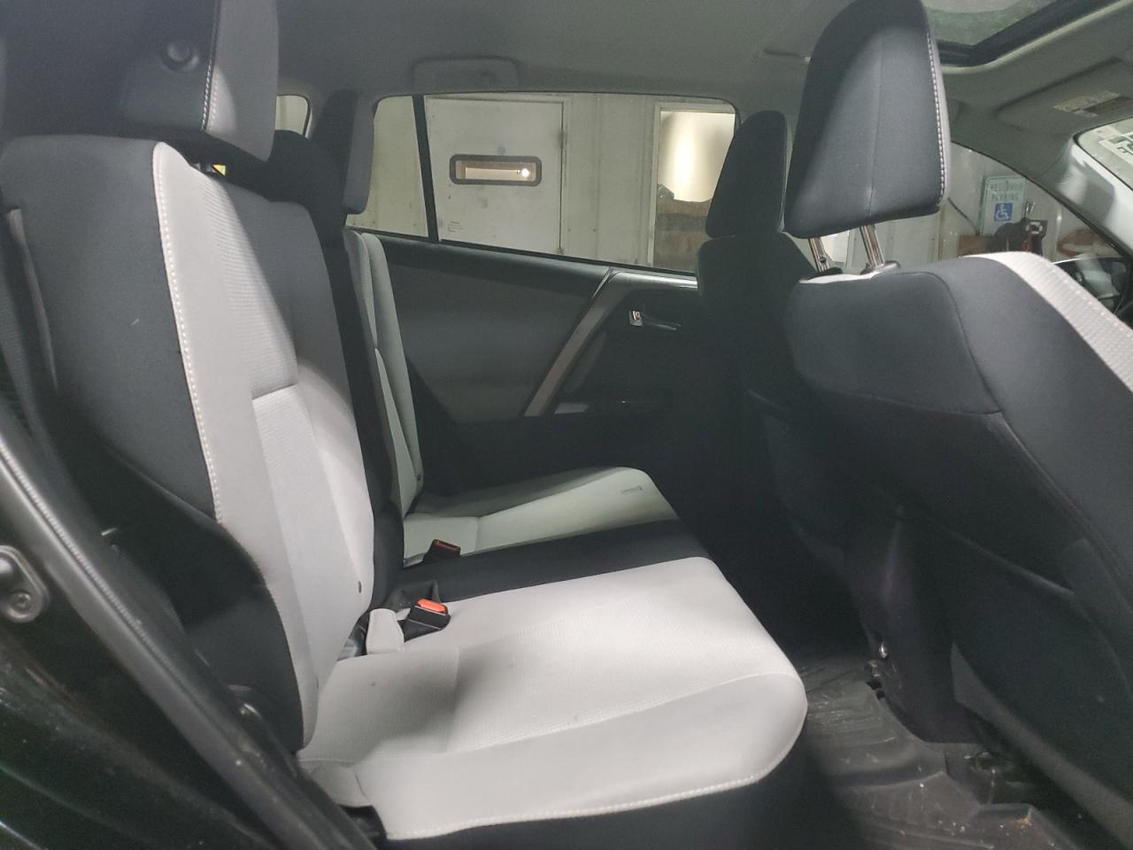 2018 Toyota RAV 4 - Image 11