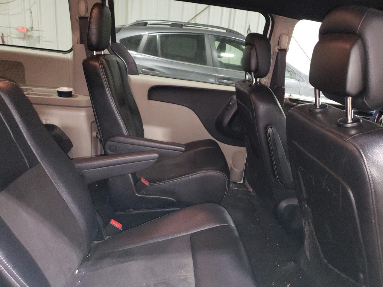 2020 Dodge Caravan - Image 12