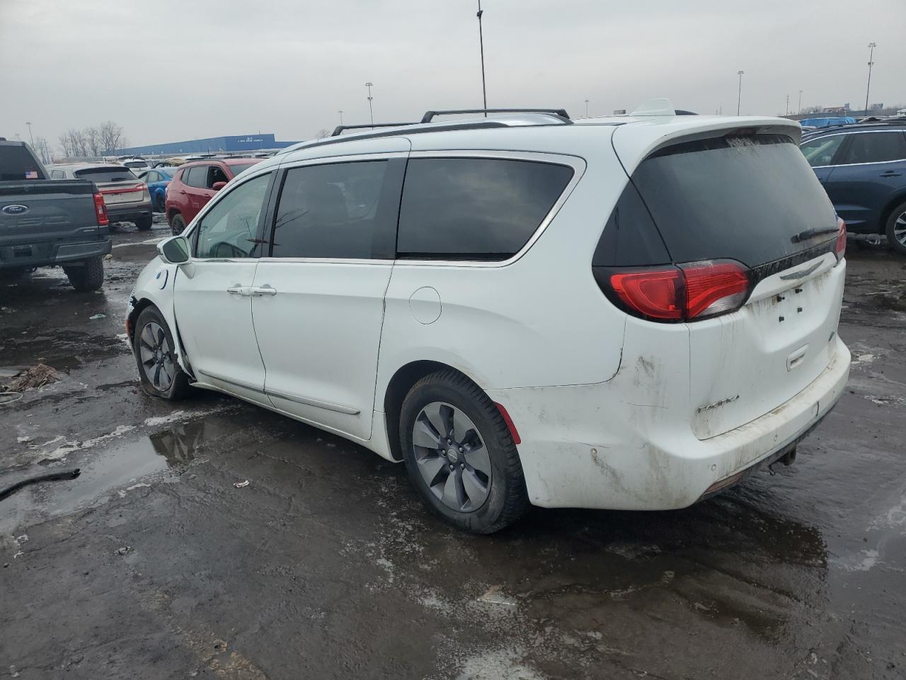 2018 Chrysler Pacifica - Image 2