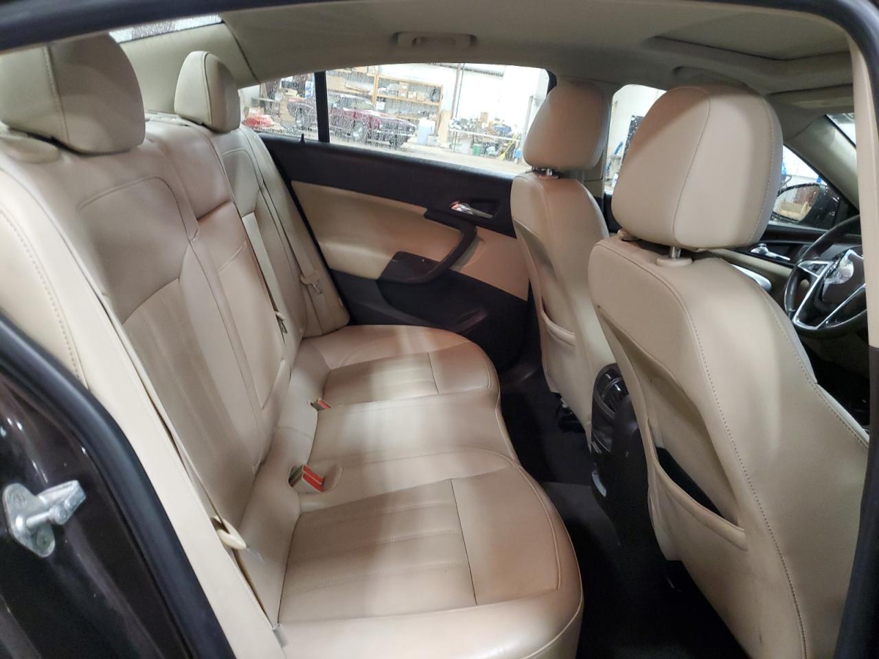 2011 Buick Regal - Image 10