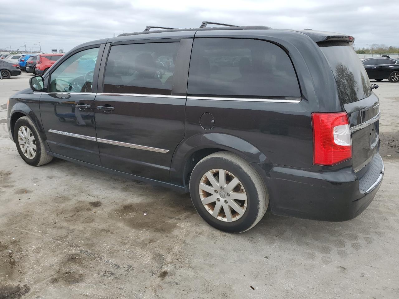 2016 Chrysler Town & Country - Image 2