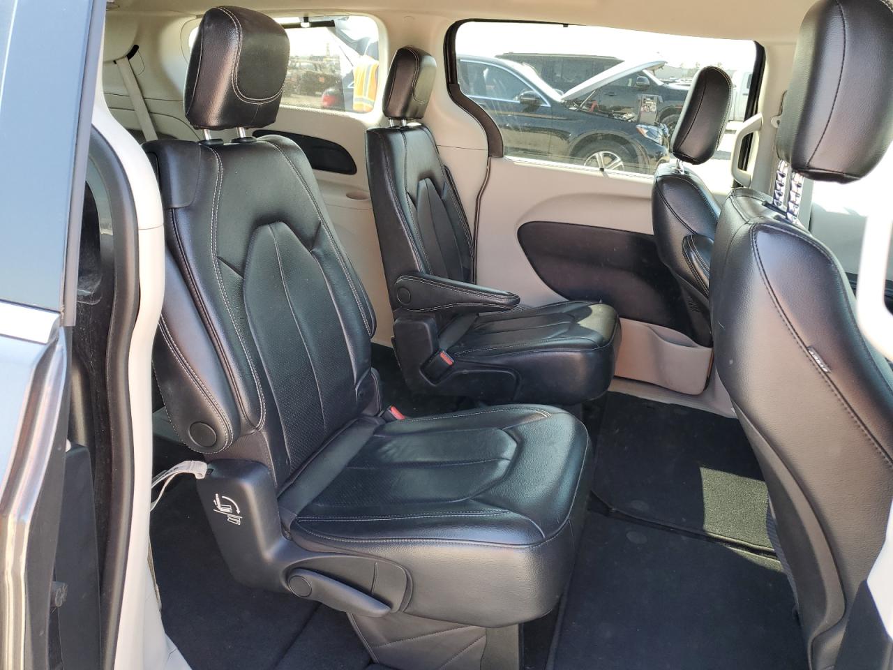 2022 Chrysler Pacifica - Image 11