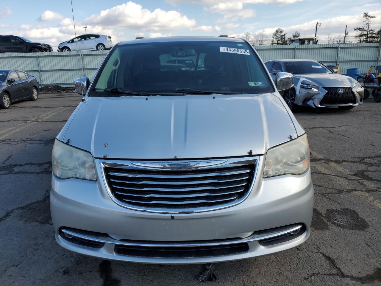 2012 Chrysler Town & Country - Image 5