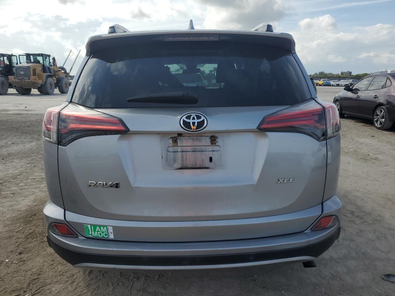 2018 Toyota RAV 4 - Image 6