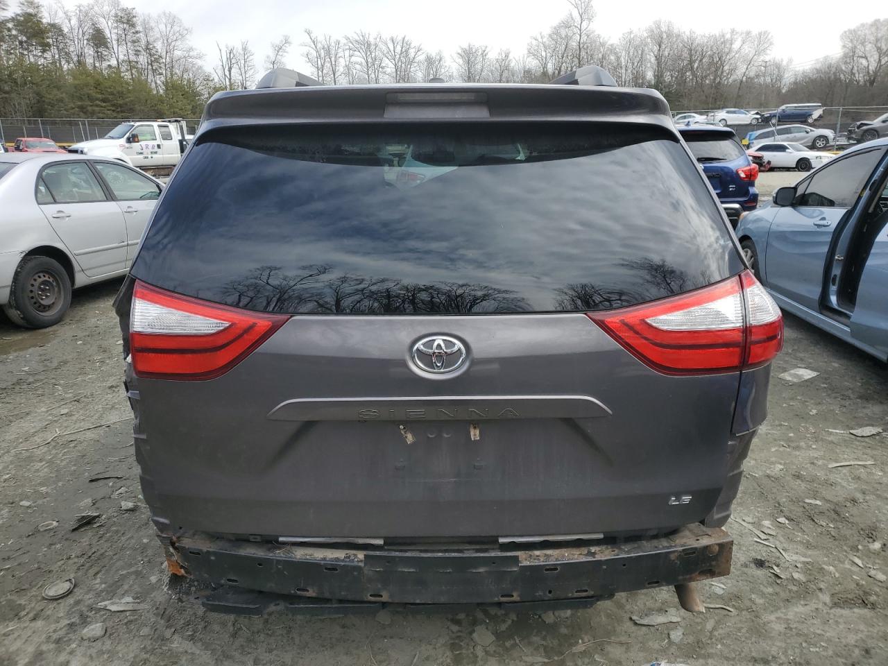 2015 Toyota Sienna - Image 6