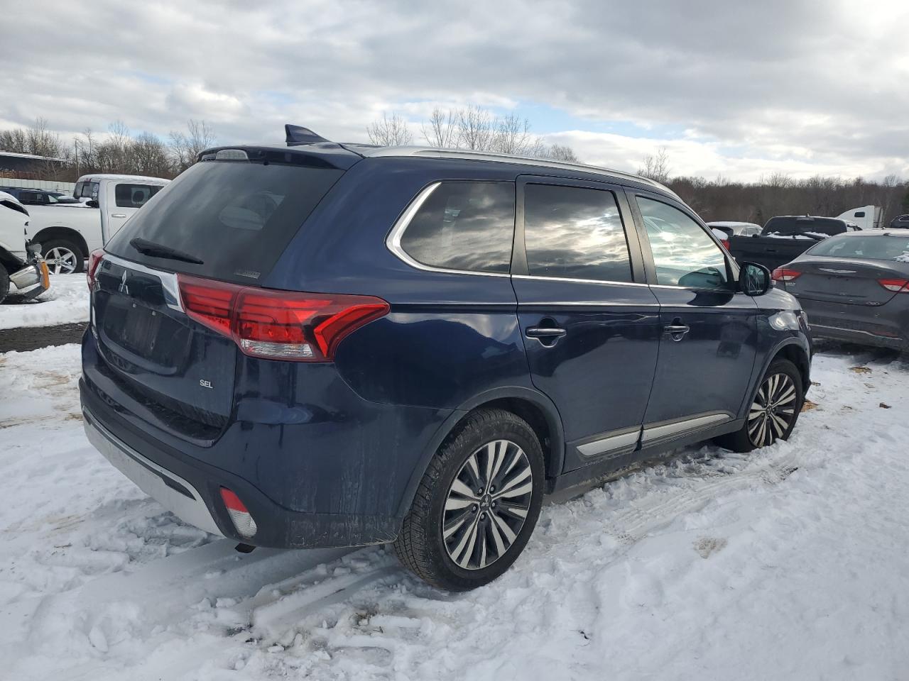 2020 Mitsubishi Outlander - Image 3