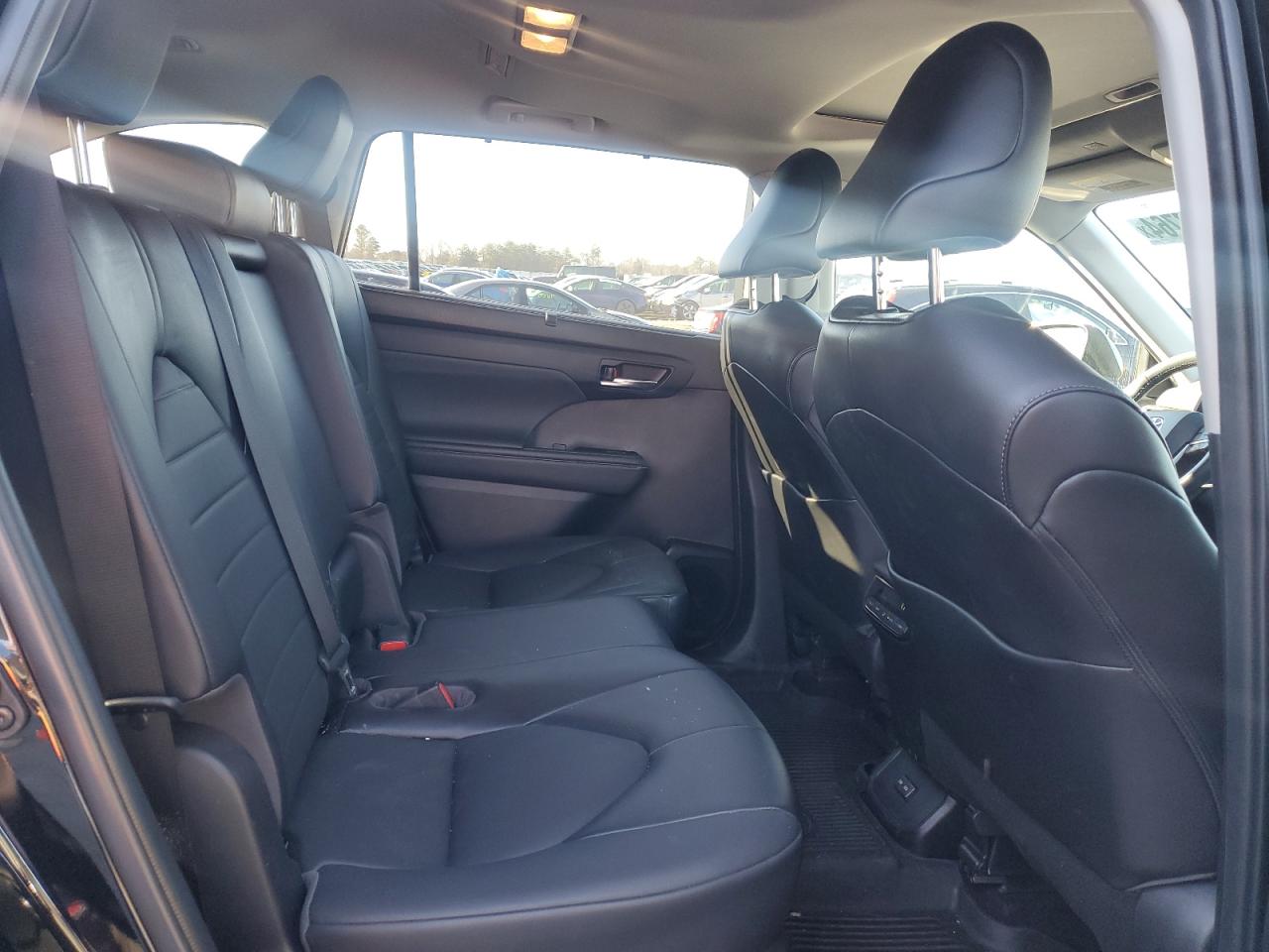 2022 Toyota Highlander - Image 11