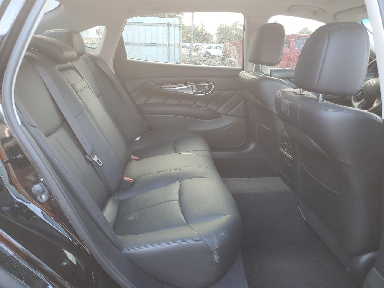 2017 Infiniti Q70 - Image 10
