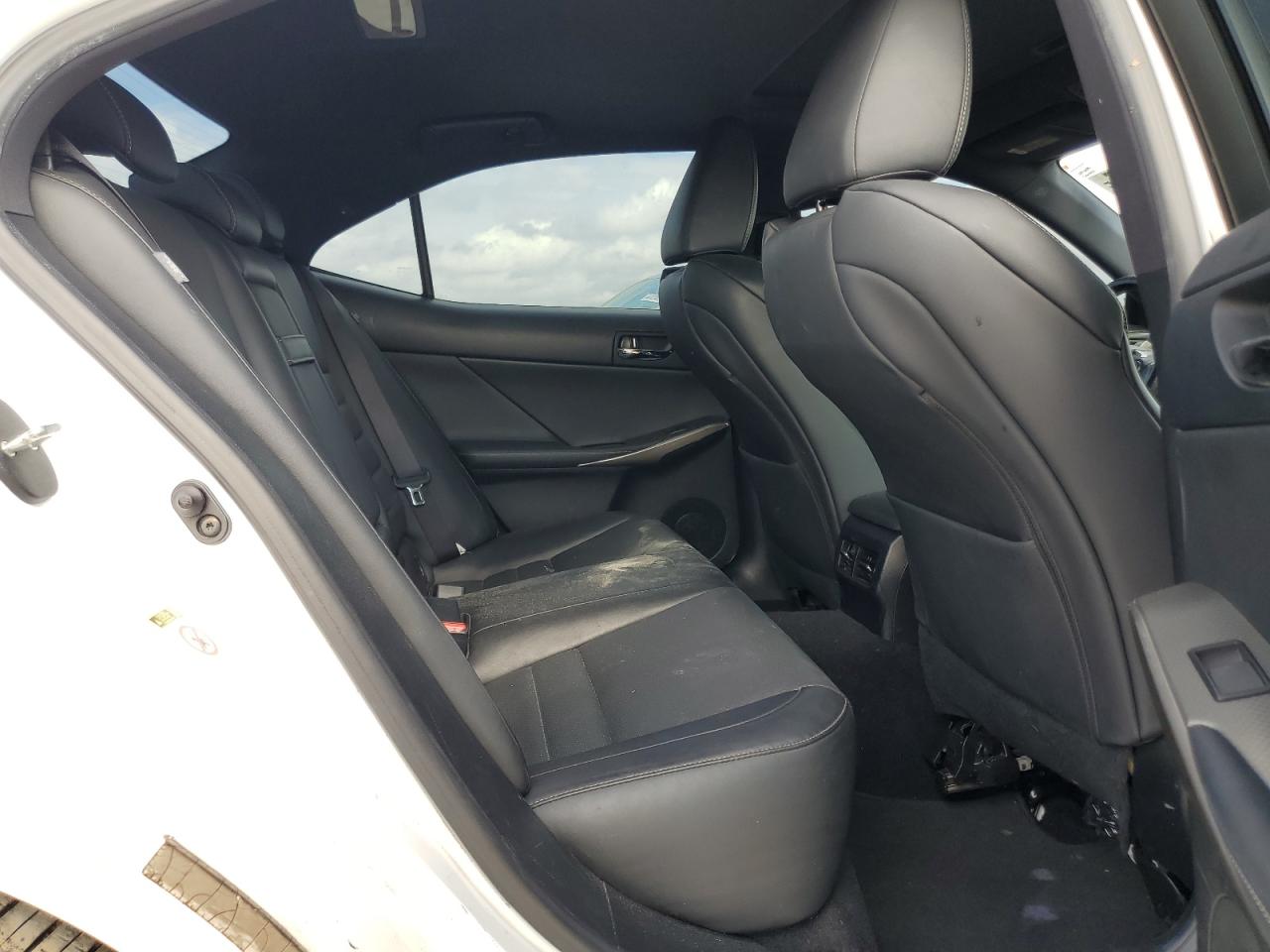 2016 Lexus IS - Image 10