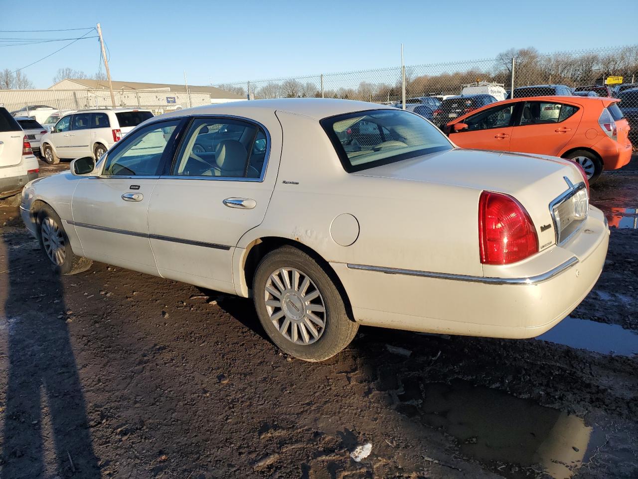 2005 Lincoln Town Car - Image 2