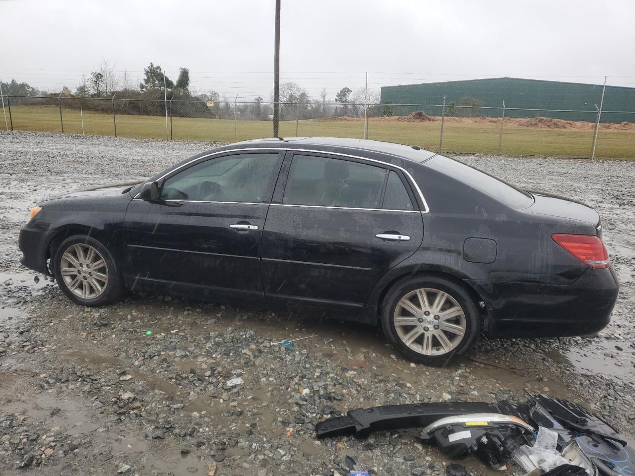 2010 Toyota Avalon - Image 2