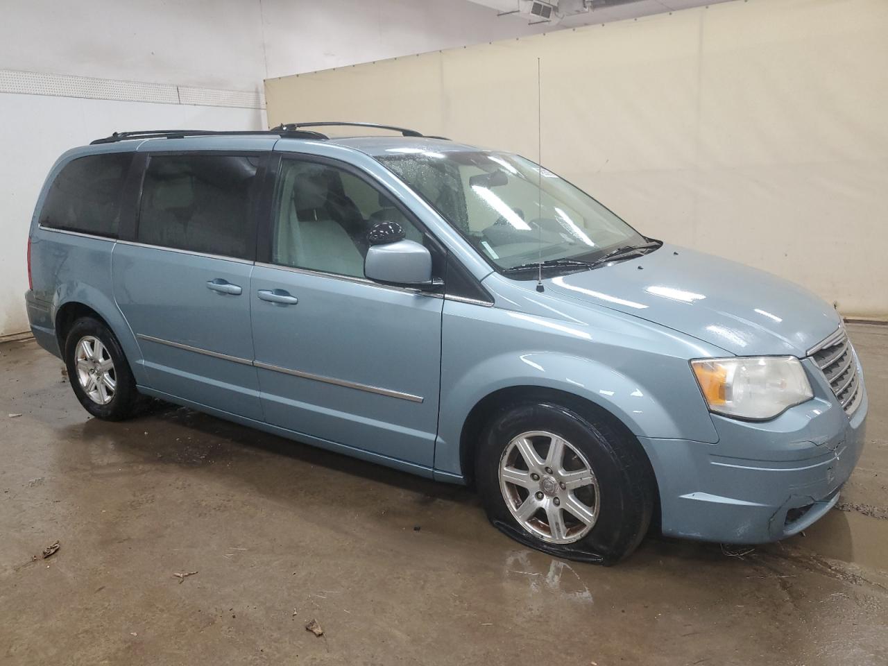 2009 Chrysler Town & Country - Image 4