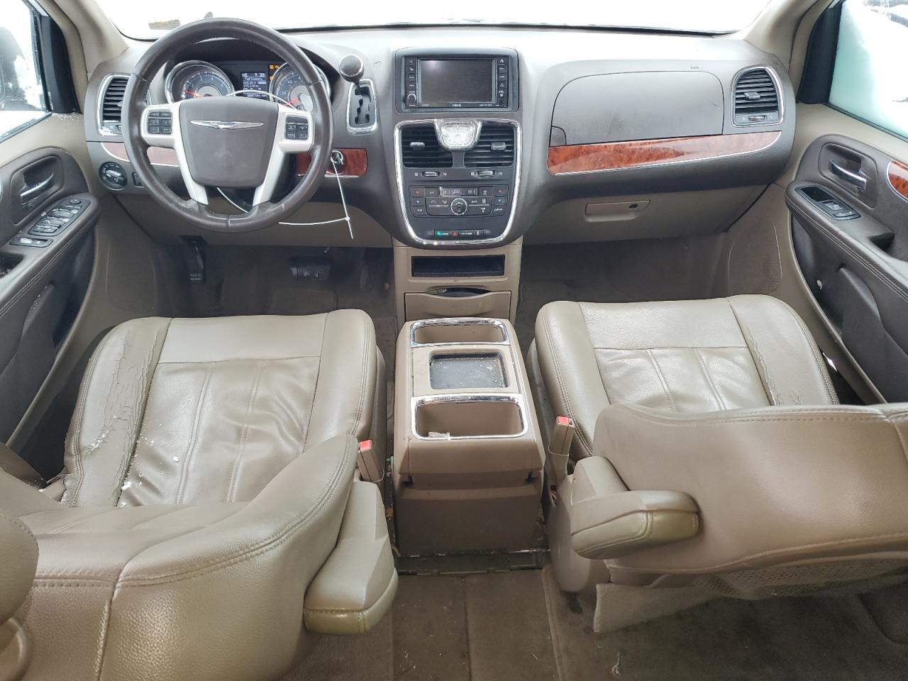 2015 Chrysler Town & Country - Image 8