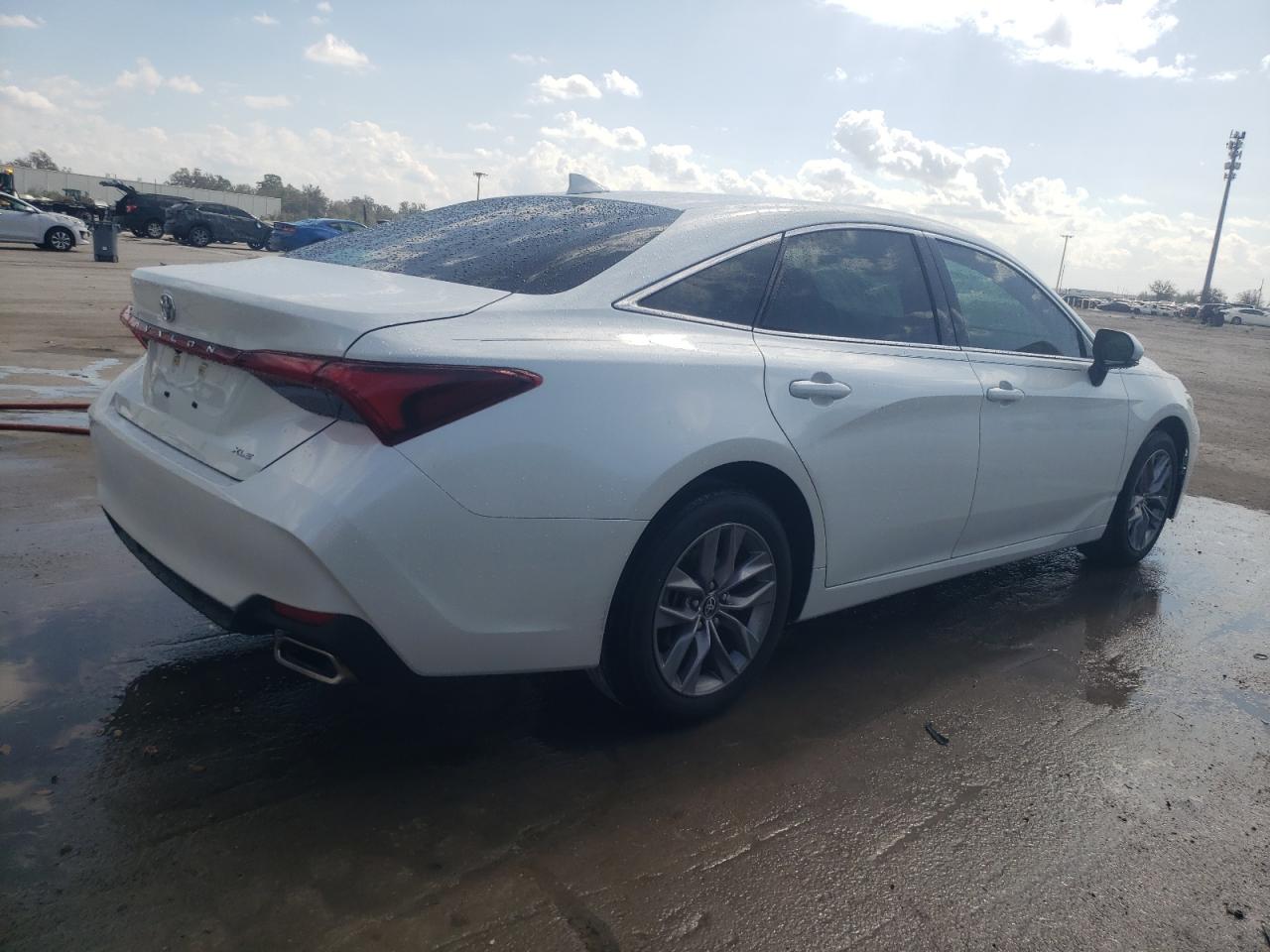 2021 Toyota Avalon - Image 3