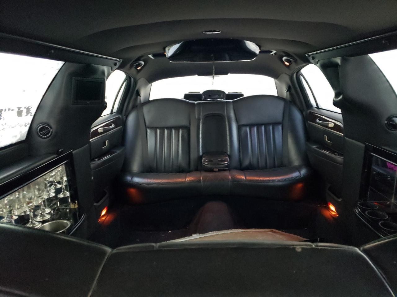 2007 Lincoln Town Car - Image 10