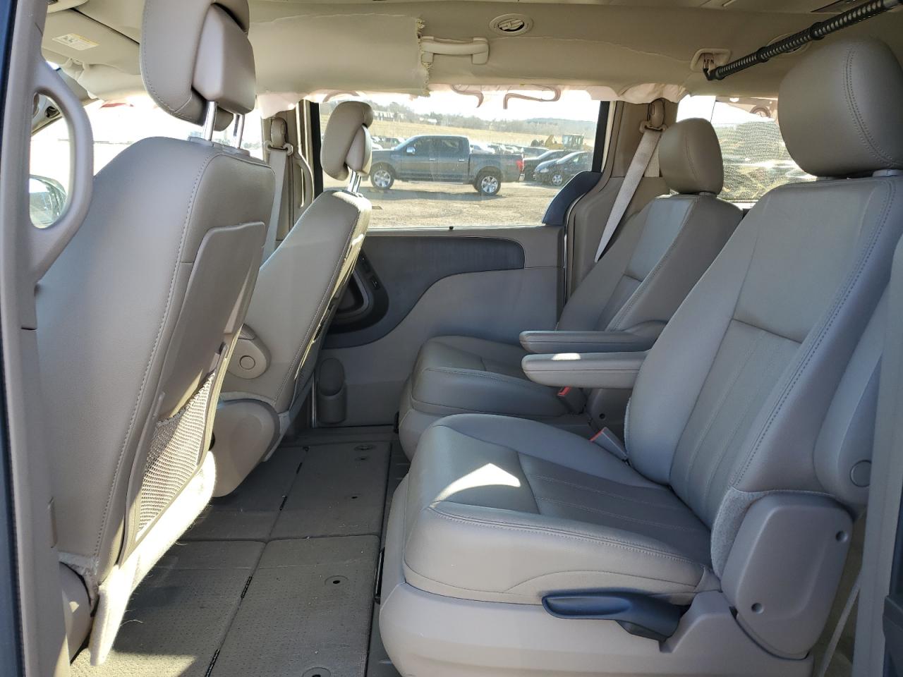 2015 Chrysler Town & Country - Image 11
