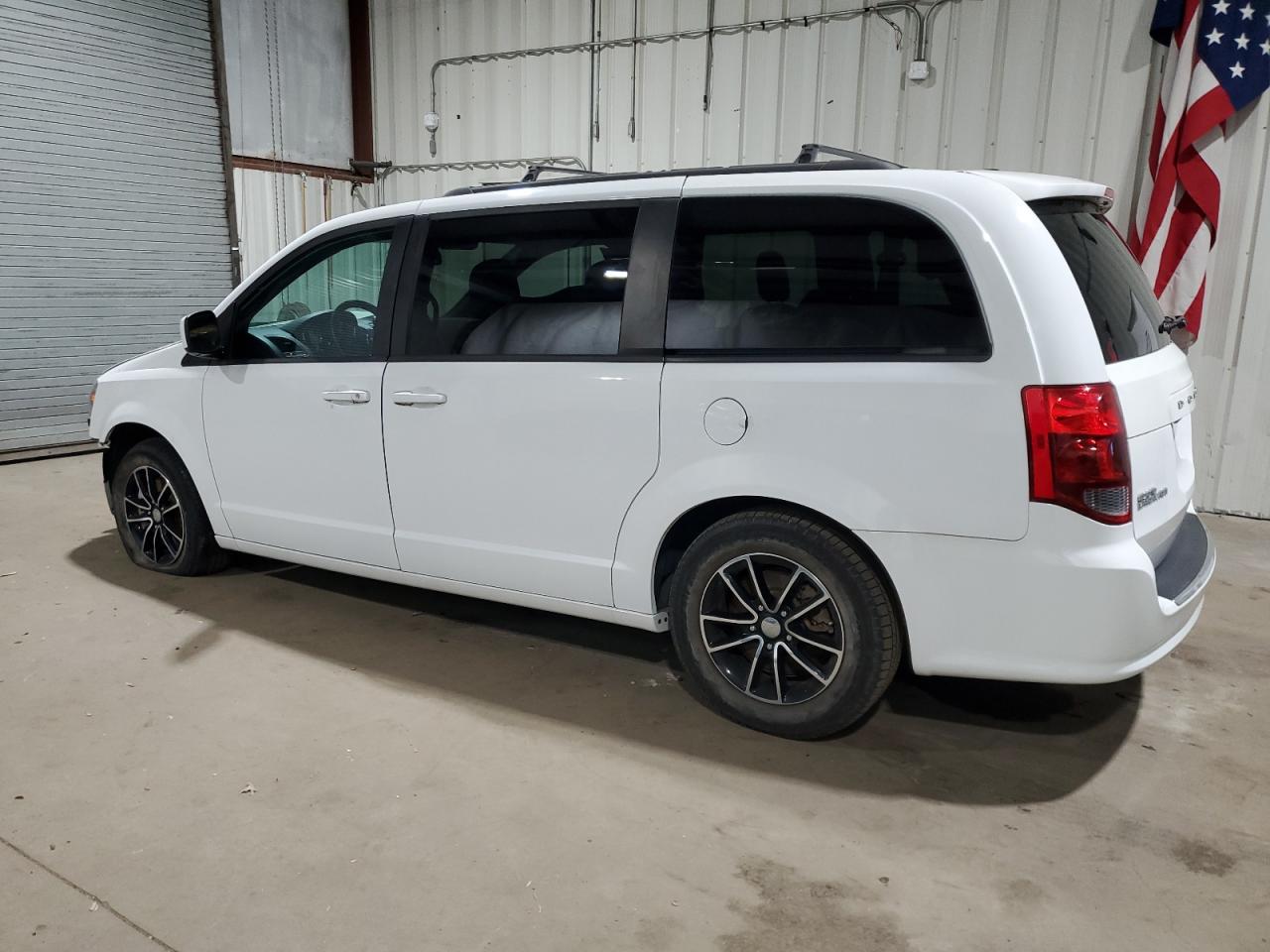 2018 Dodge Caravan - Image 2