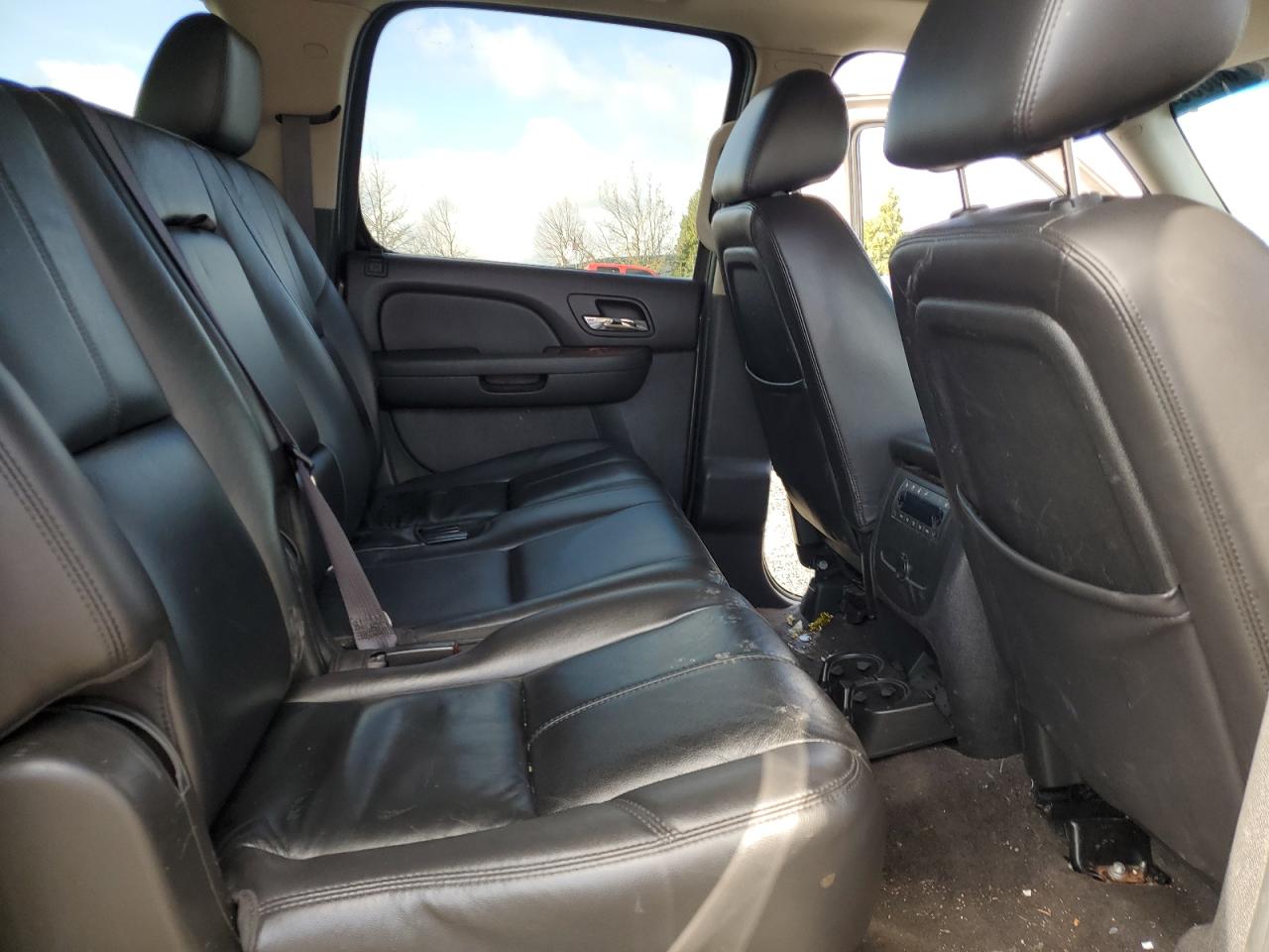 2011 Chevrolet Suburban - Image 11