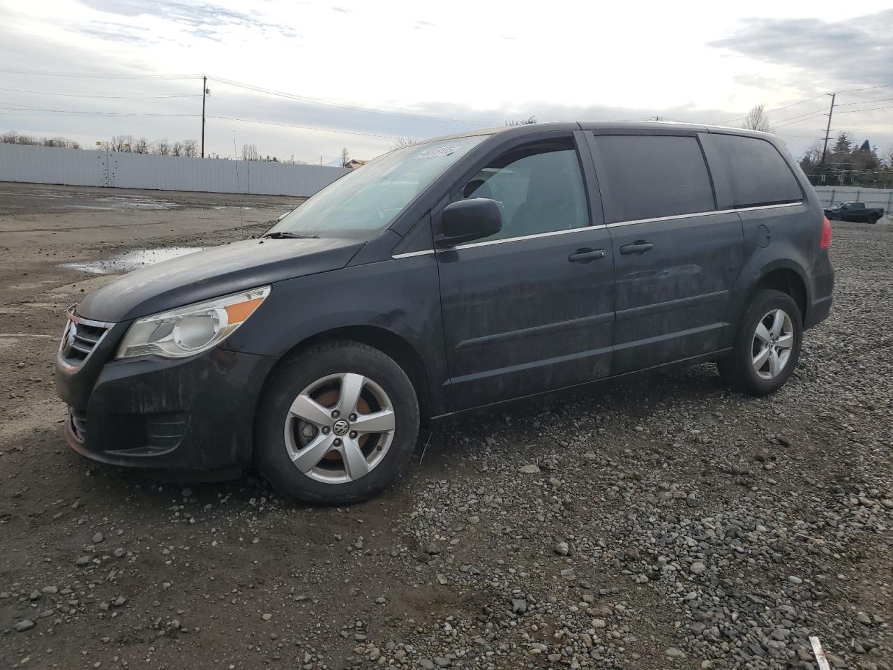 2010 Volkswagen Routan - Image 1