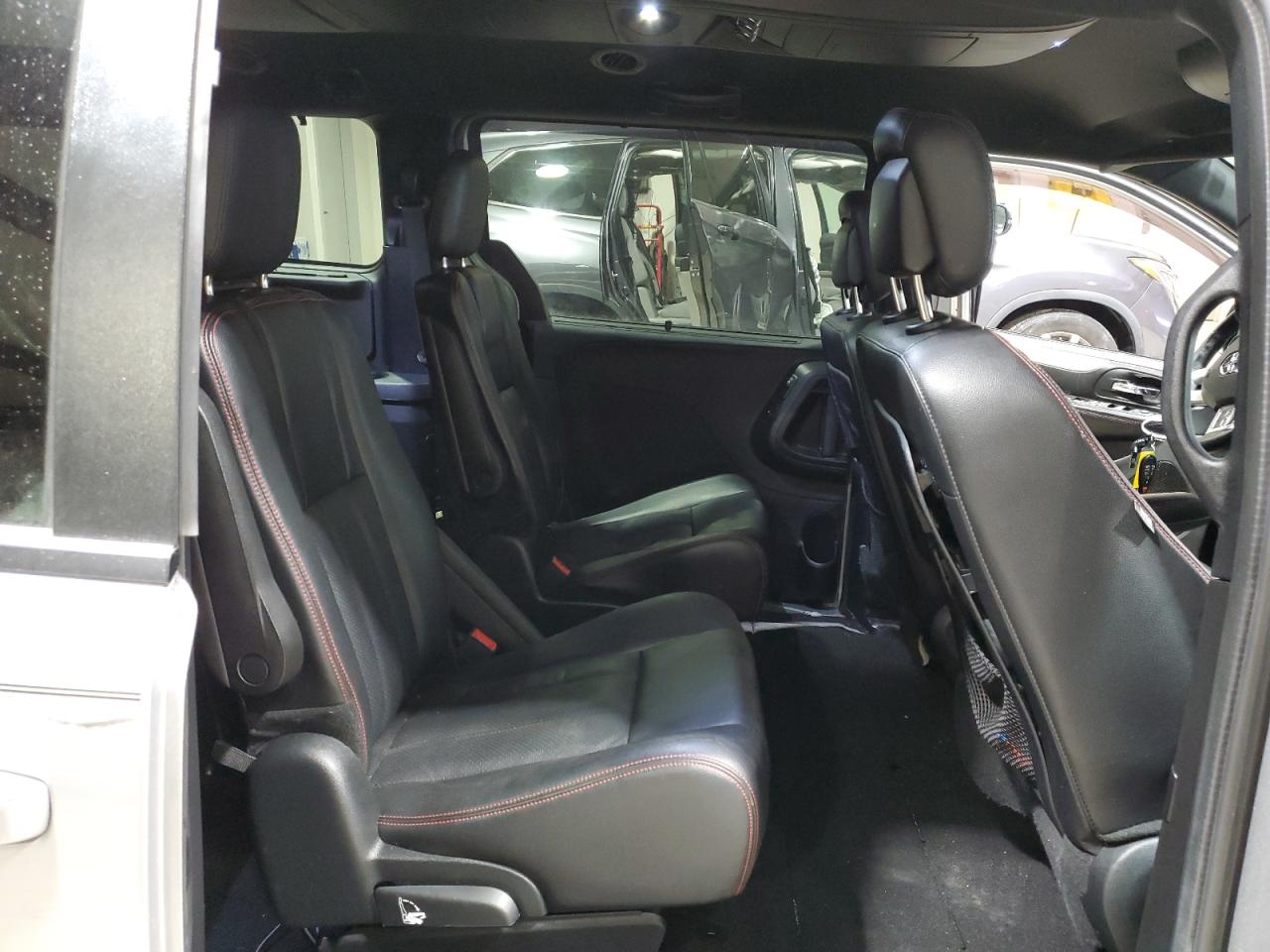 2017 Dodge Caravan - Image 12