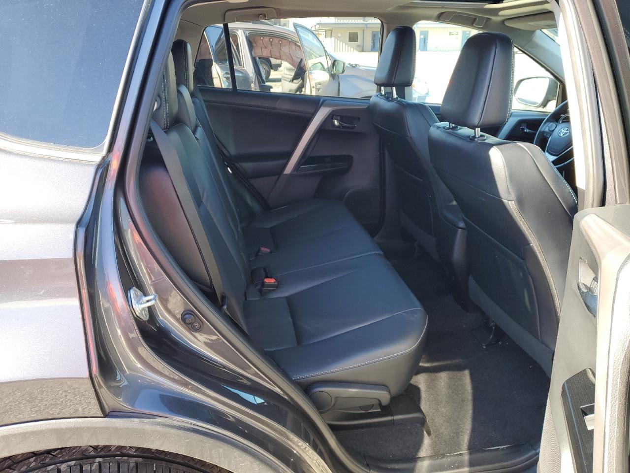 2017 Toyota RAV 4 - Image 10