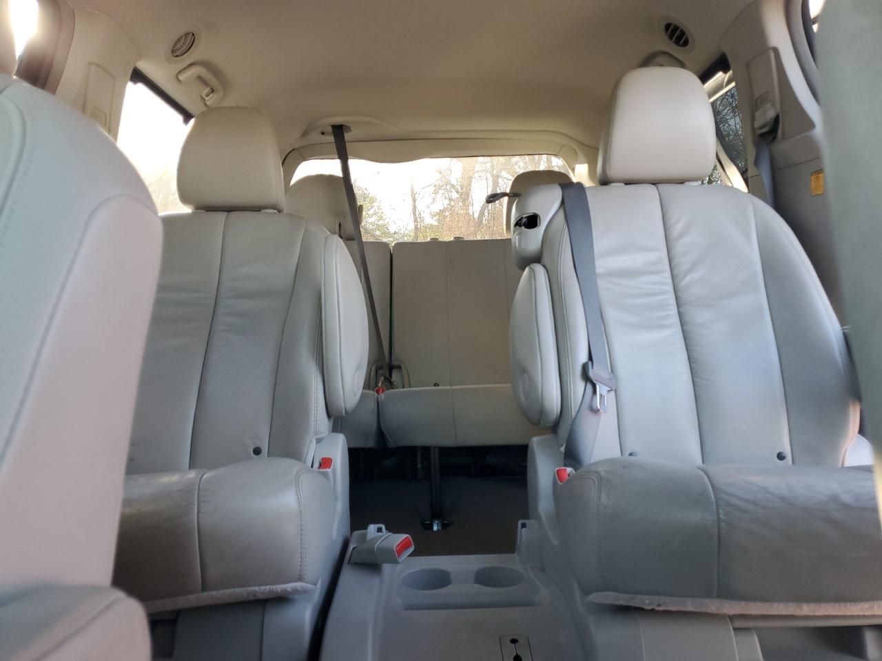 2012 Toyota Sienna - Image 10