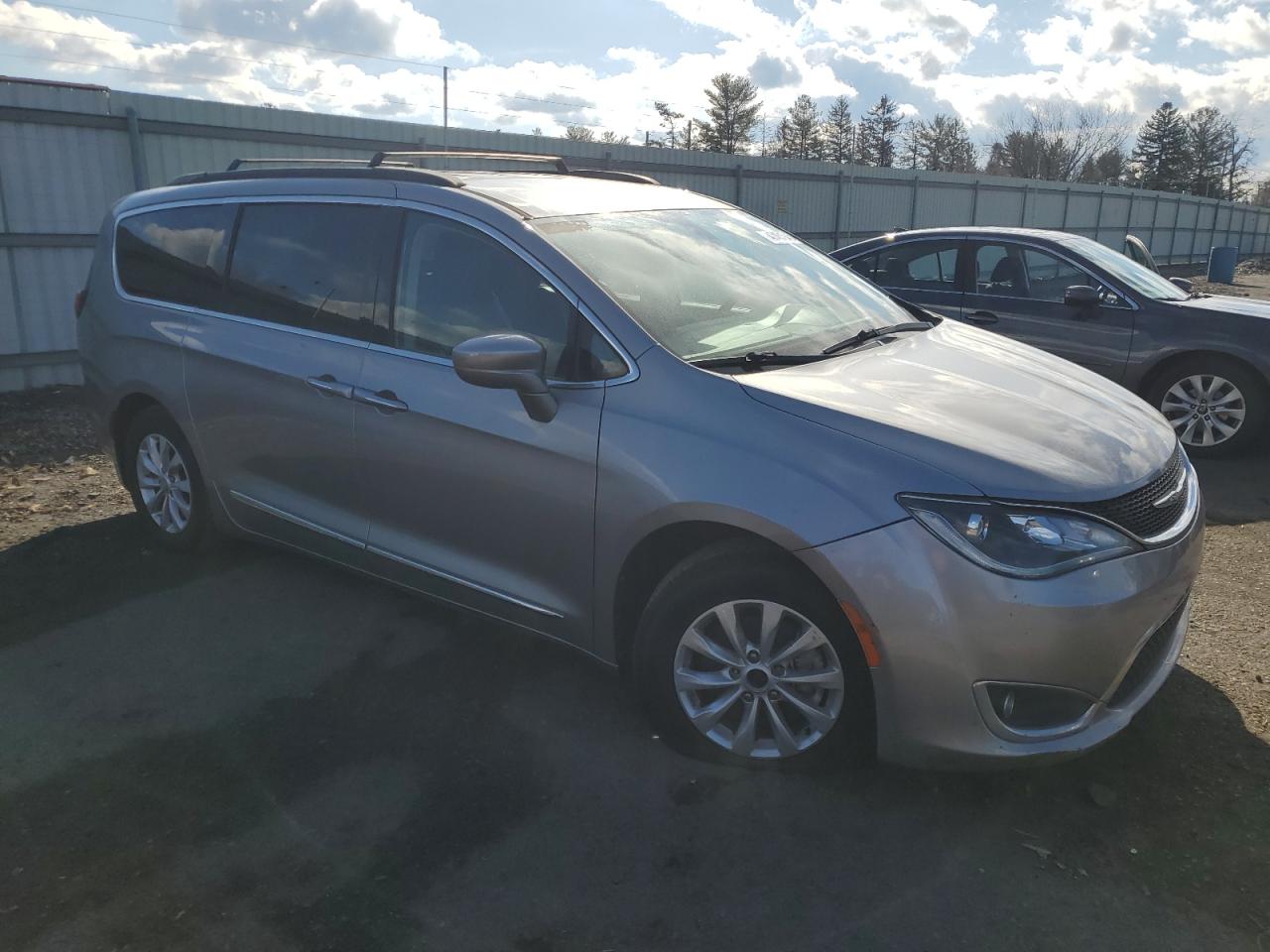 2017 Chrysler Pacifica - Image 4