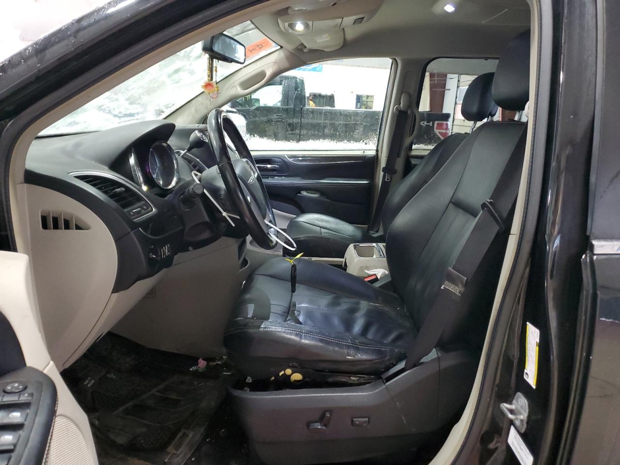 2014 Chrysler Town & Country - Image 7