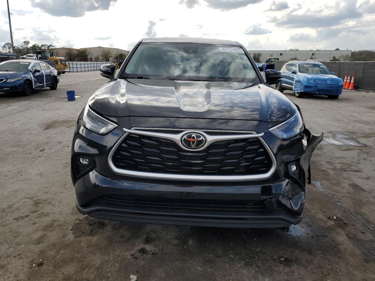 2022 Toyota Highlander - Image 5