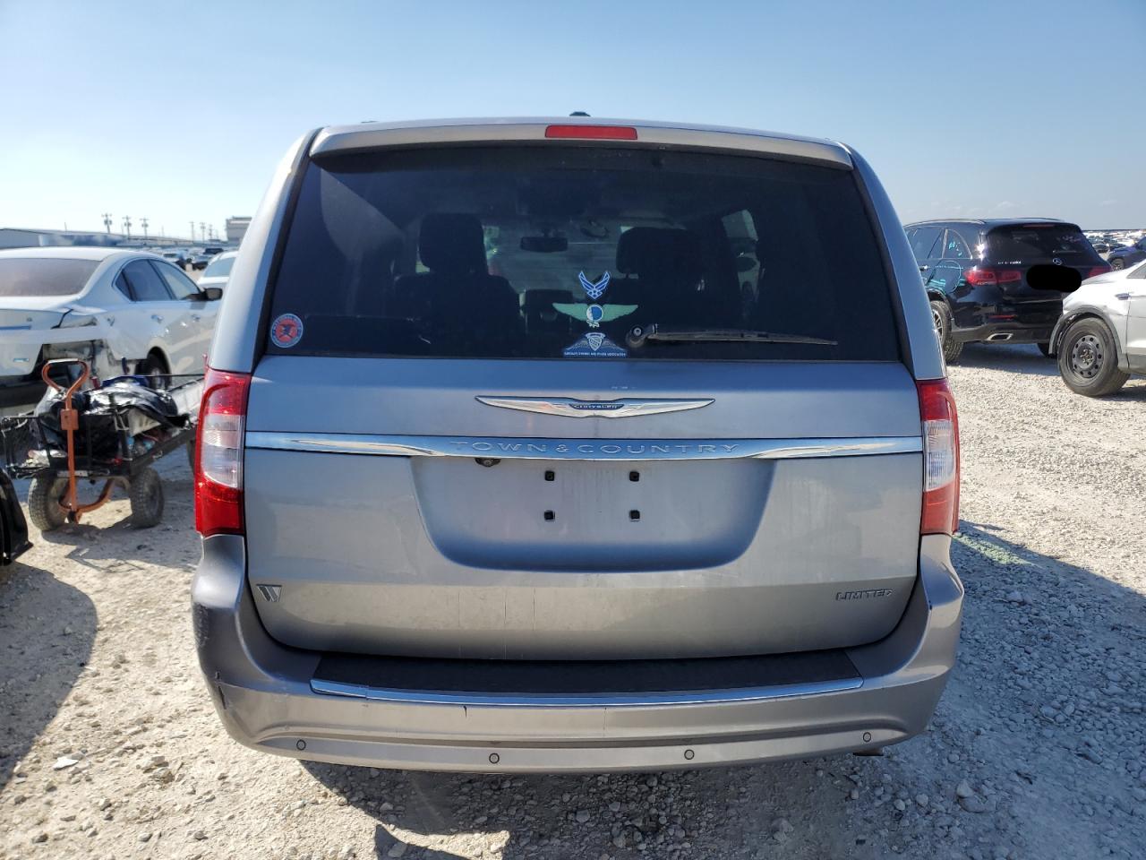 2015 Chrysler Town & Country - Image 7