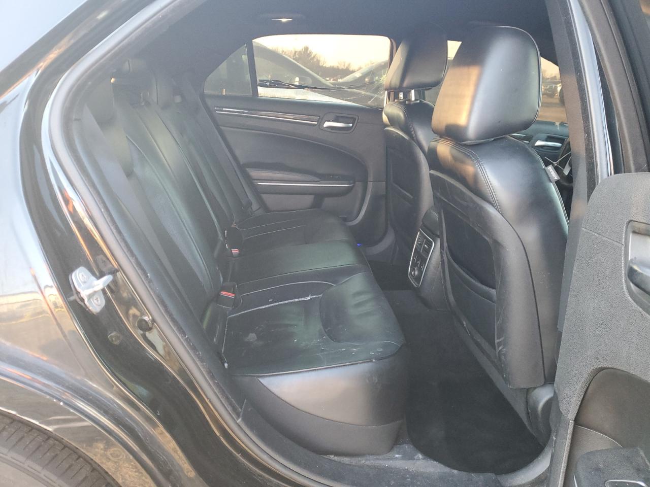2014 Chrysler 300 - Image 10