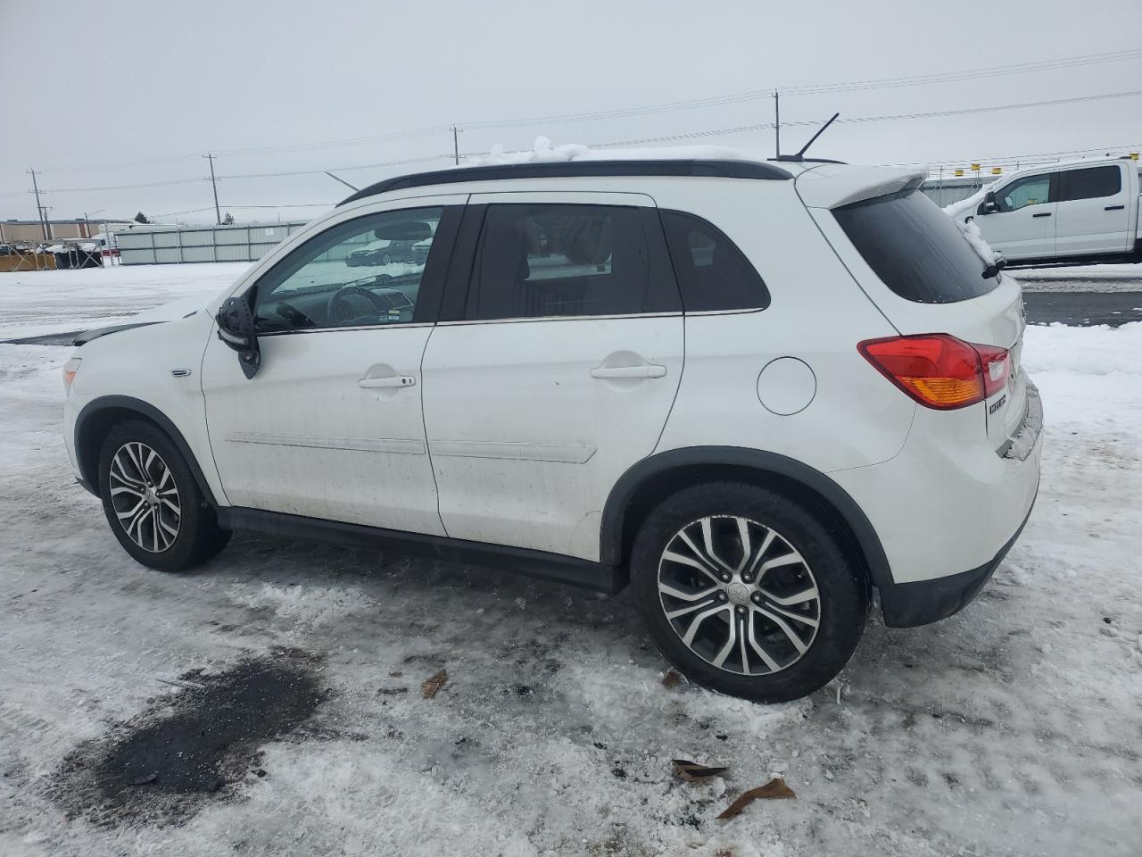 2016 Mitsubishi Outlander - Image 2
