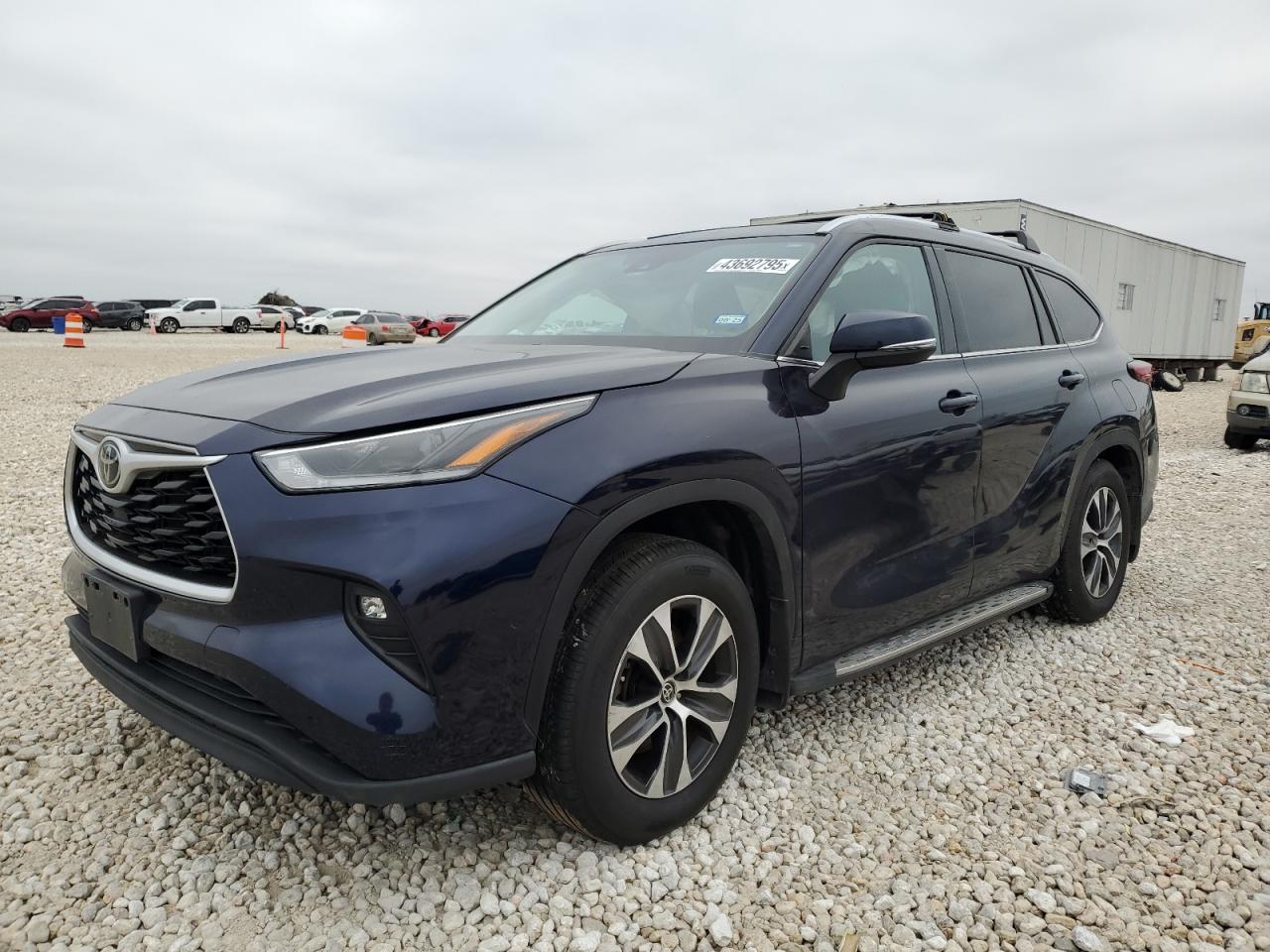 2021 Toyota Highlander - Image 1